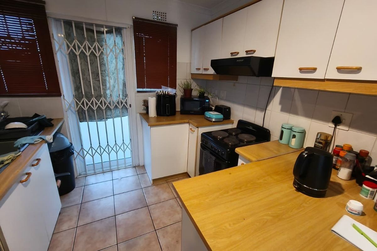 Two Bedroom House with Spacious Yard and Garage - Photo 3