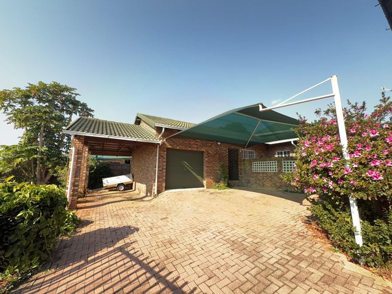 Immaculate 3 Bedroom Home with a Brand-New Designer Kitchen - Photo 1