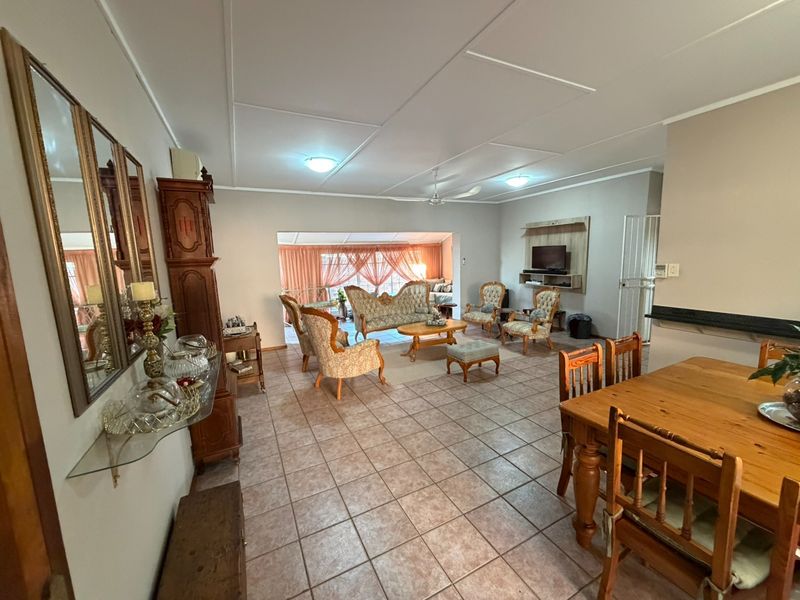 Immaculate 3 Bedroom Home with a Brand-New Designer Kitchen - Photo 4