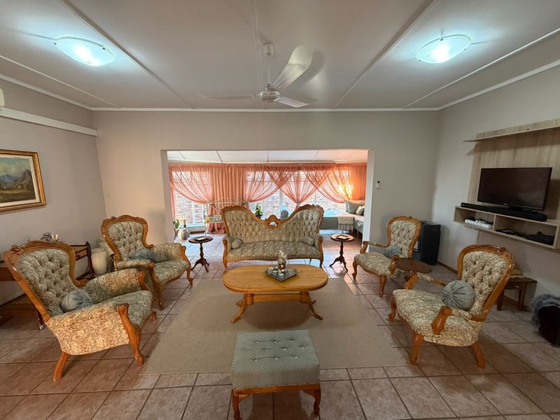 Immaculate 3 Bedroom Home with a Brand-New Designer Kitchen - Photo 5