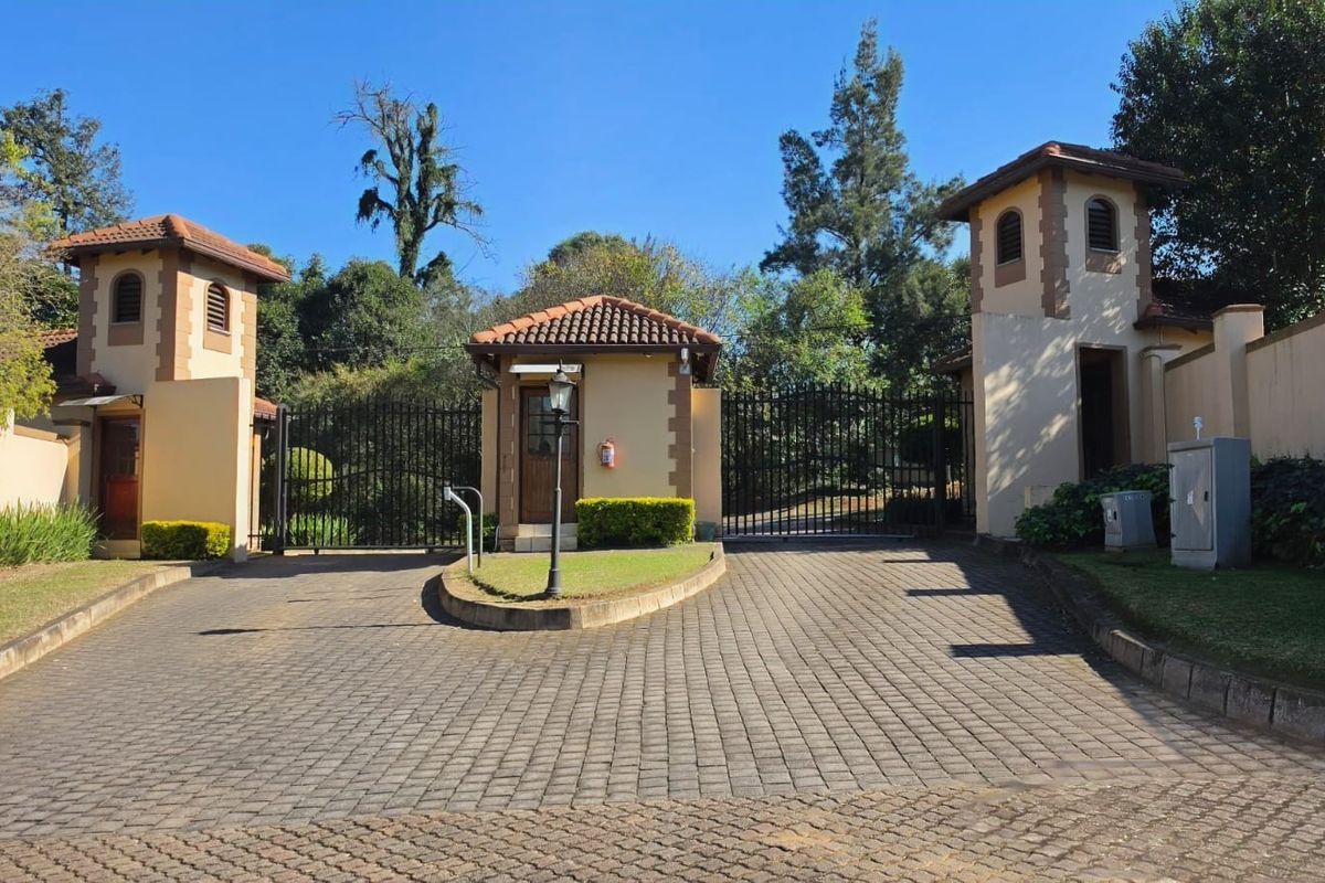 Magnificent Ferncliffe Estate Home . Pool, Entertainment Room and Exquisite Finishes - Photo 2