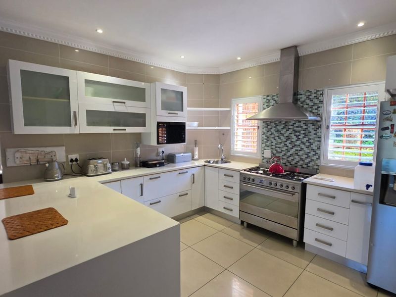 Magnificent Ferncliffe Estate Home . Pool, Entertainment Room and Exquisite Finishes - Photo 10