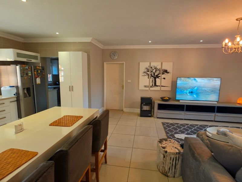 Magnificent Ferncliffe Estate Home . Pool, Entertainment Room and Exquisite Finishes - Photo 5