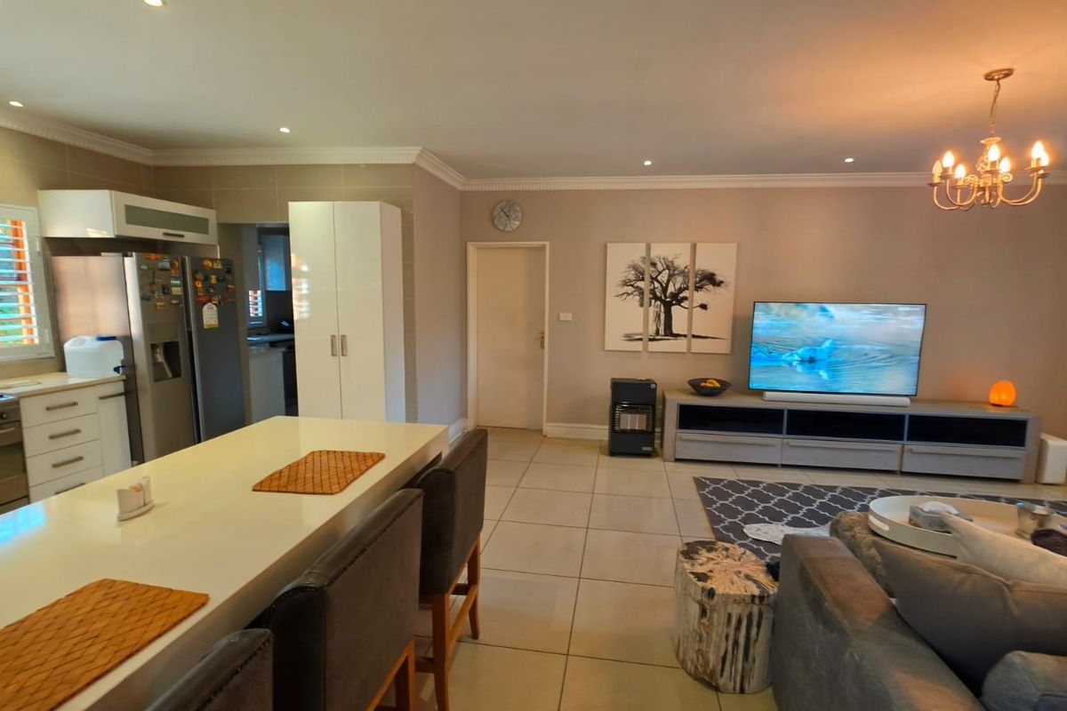 Magnificent Ferncliffe Estate Home . Pool, Entertainment Room and Exquisite Finishes - Photo 5