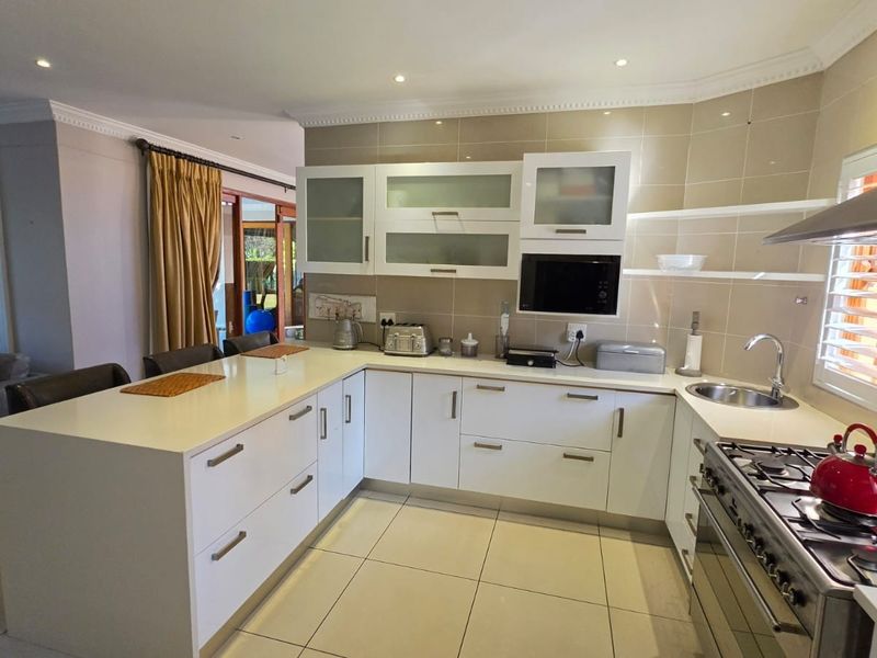 Magnificent Ferncliffe Estate Home . Pool, Entertainment Room and Exquisite Finishes - Photo 9