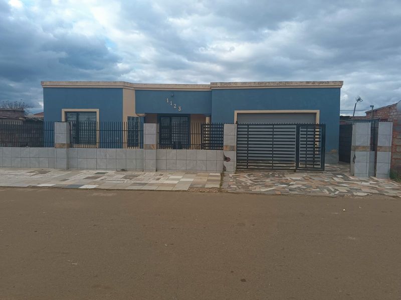 2Bedroom Home with Income Potential in Langaville Ext 3, Tsakane - Photo 1