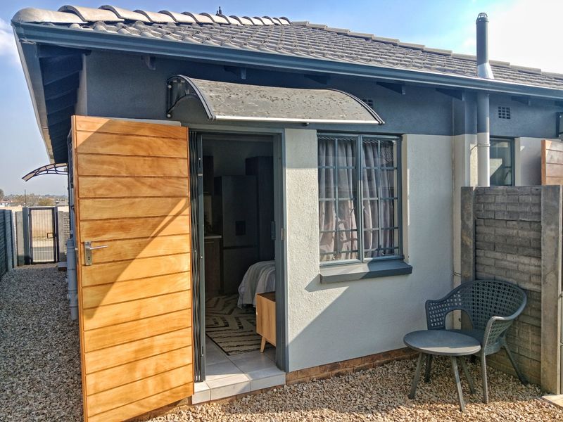 Bachelor Room To Rent in Diamond City Security Estate Near Glenway Estate, Mamelodi - Photo 1
