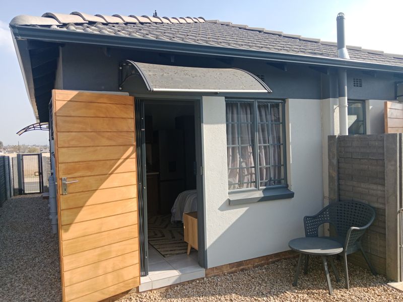 Bachelor Room To Rent in Diamond City Security Estate Near Glenway Estate, Mamelodi - Photo 2