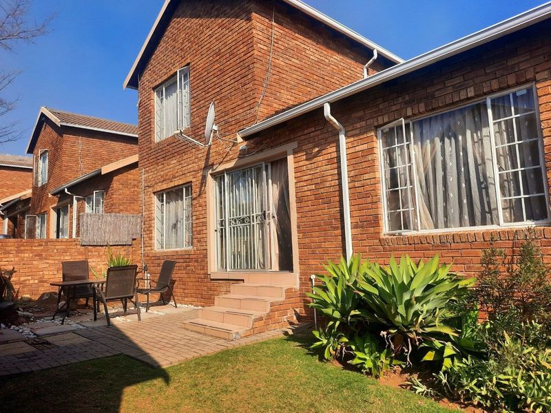 Townhouse For Sale in Wilgeheuwel, Roodepoort - Photo 1