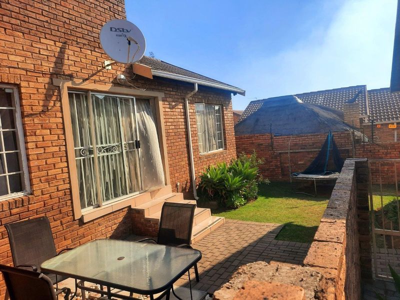 Townhouse For Sale in Wilgeheuwel, Roodepoort - Photo 5
