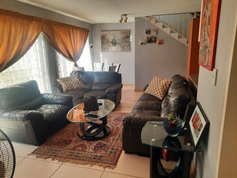 Townhouse For Sale in Wilgeheuwel, Roodepoort - Photo 8