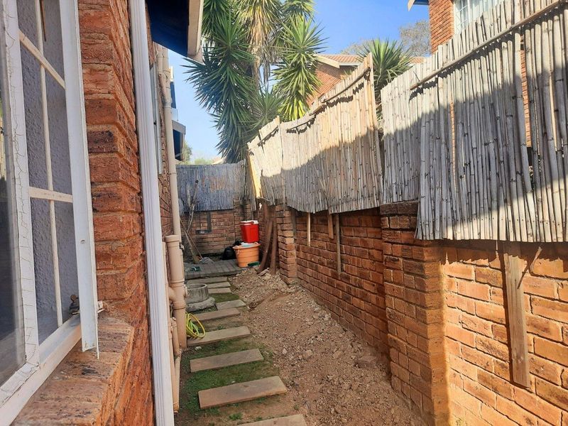 Townhouse For Sale in Wilgeheuwel, Roodepoort - Photo 6