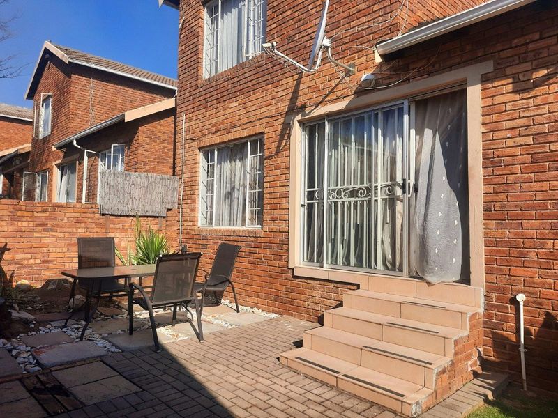 Townhouse For Sale in Wilgeheuwel, Roodepoort - Photo 2