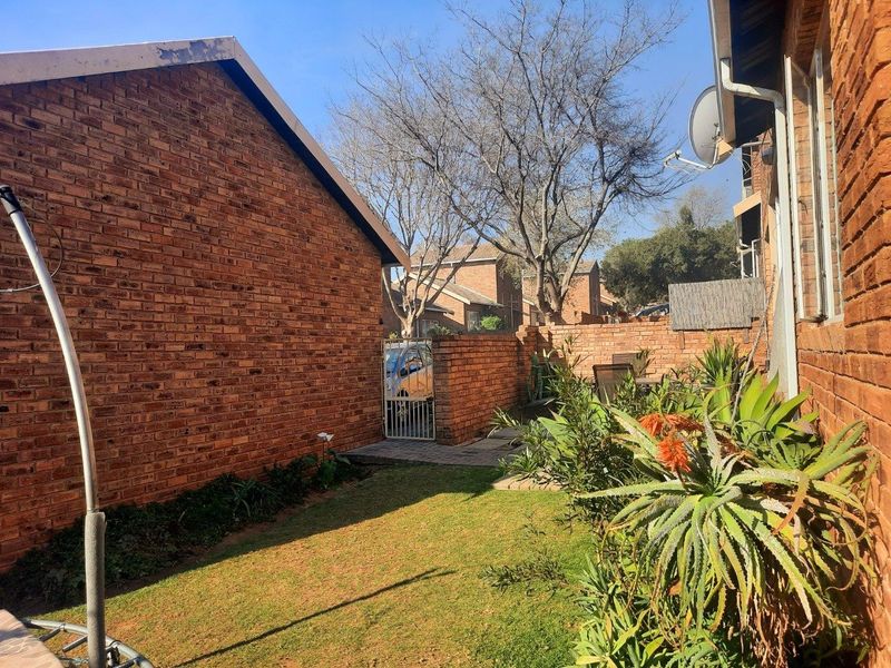 Townhouse For Sale in Wilgeheuwel, Roodepoort - Photo 7