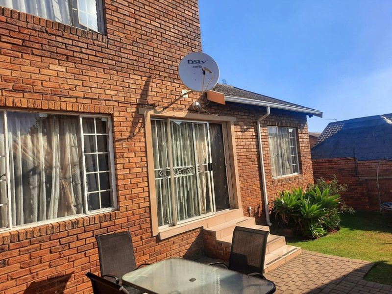 Townhouse For Sale in Wilgeheuwel, Roodepoort - Photo 3