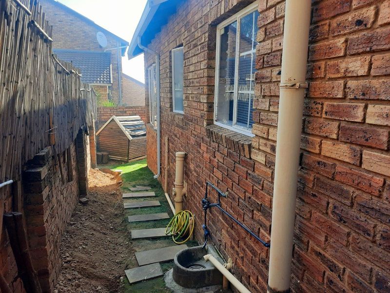 Townhouse For Sale in Wilgeheuwel, Roodepoort - Photo 4