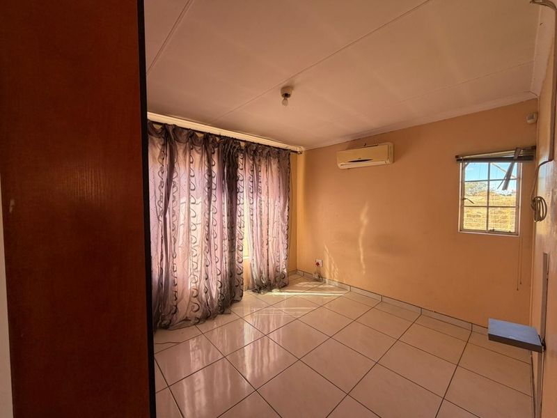 Charming  House For Sale in Nkwe estate, Rosslyn, Akasia - Photo 9