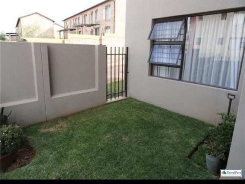 2BD Garden Apartment in Honeydew, Roodepoort - Photo 2