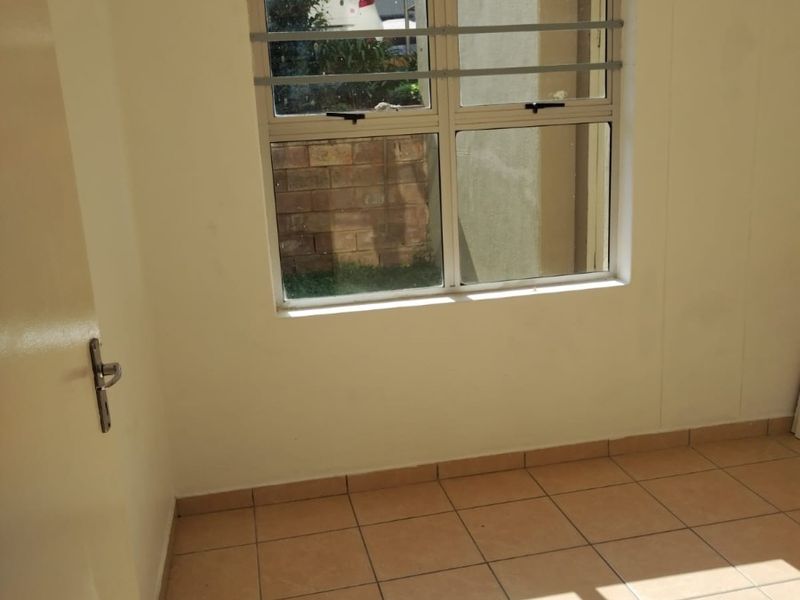 Modern 3-Bedroom Apartment in Chase Valley - Photo 9