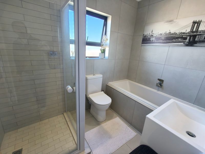 Stunning 2 Bedroom Apartment - Photo 9