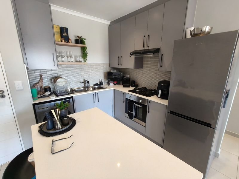 Stunning 2 Bedroom Apartment - Photo 2