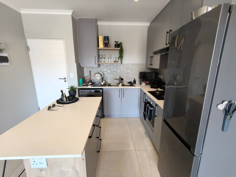 Stunning 2 Bedroom Apartment - Photo 3