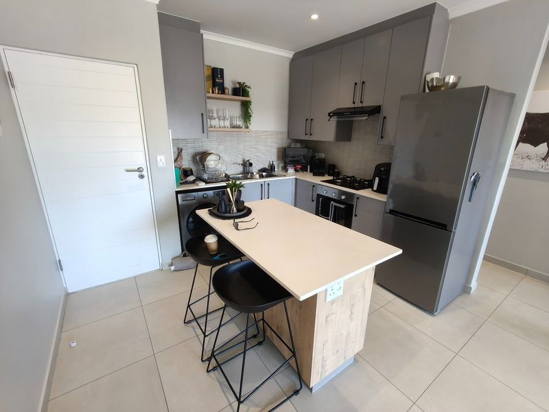 Stunning 2 Bedroom Apartment - Photo 4