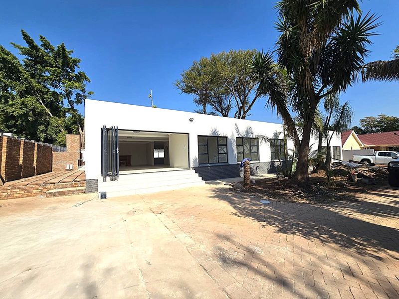 Spacious Totally renovated 3 Bedroom Home + 2 Bed Flatlet for Sale in Wonderboom. - Photo 6