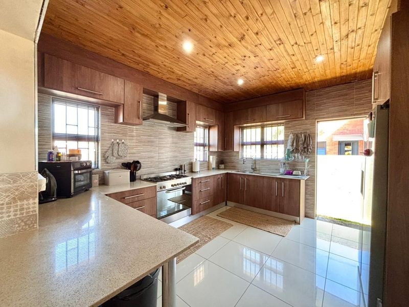 The Perfect Blend of Comfort, Style and Security - Photo 7