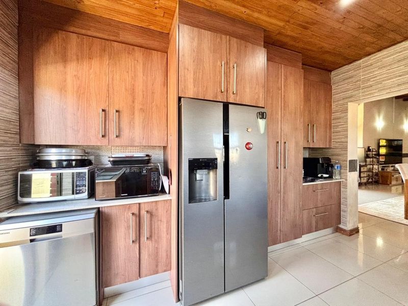 The Perfect Blend of Comfort, Style and Security - Photo 8