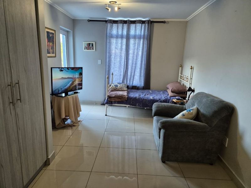 1st Floor Secure Studio Apartment close to Village Square - Photo 3