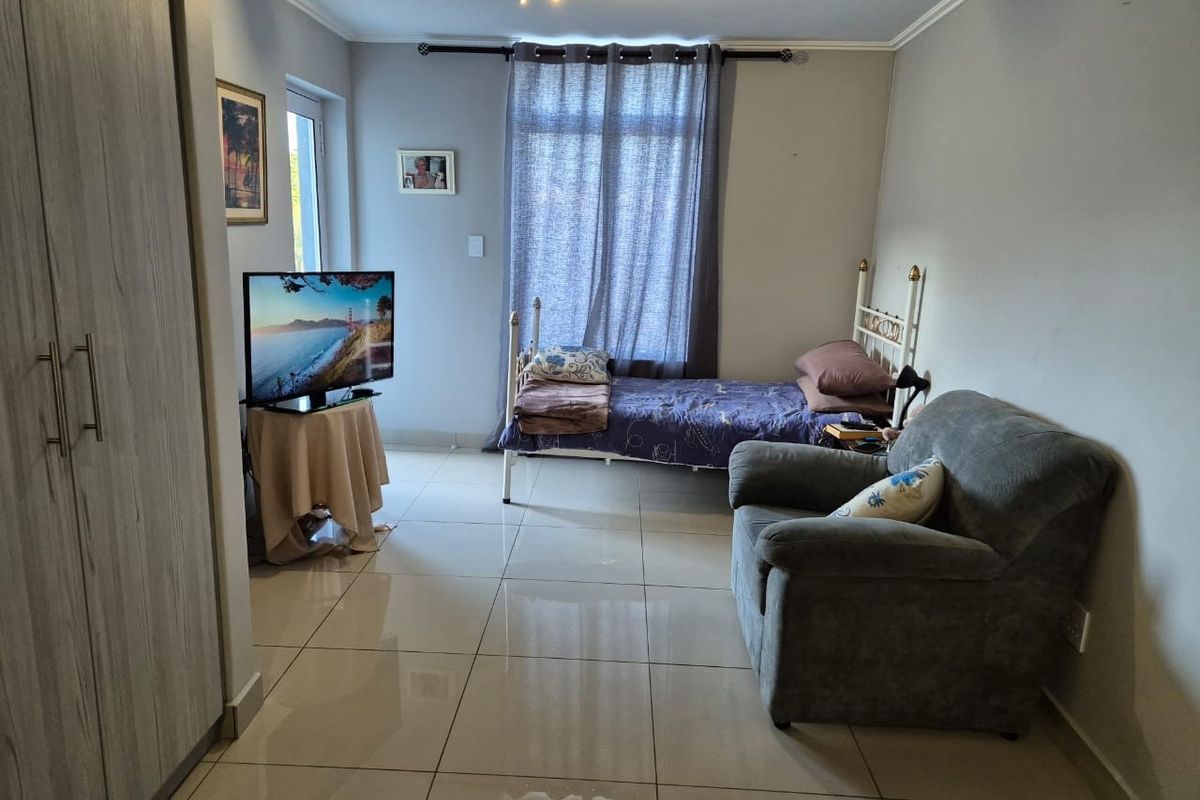 1st Floor Secure Studio Apartment close to Village Square - Photo 3