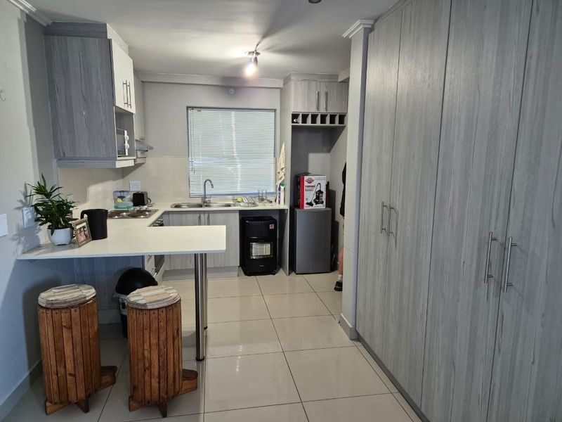 1st Floor Secure Studio Apartment close to Village Square - Photo 2