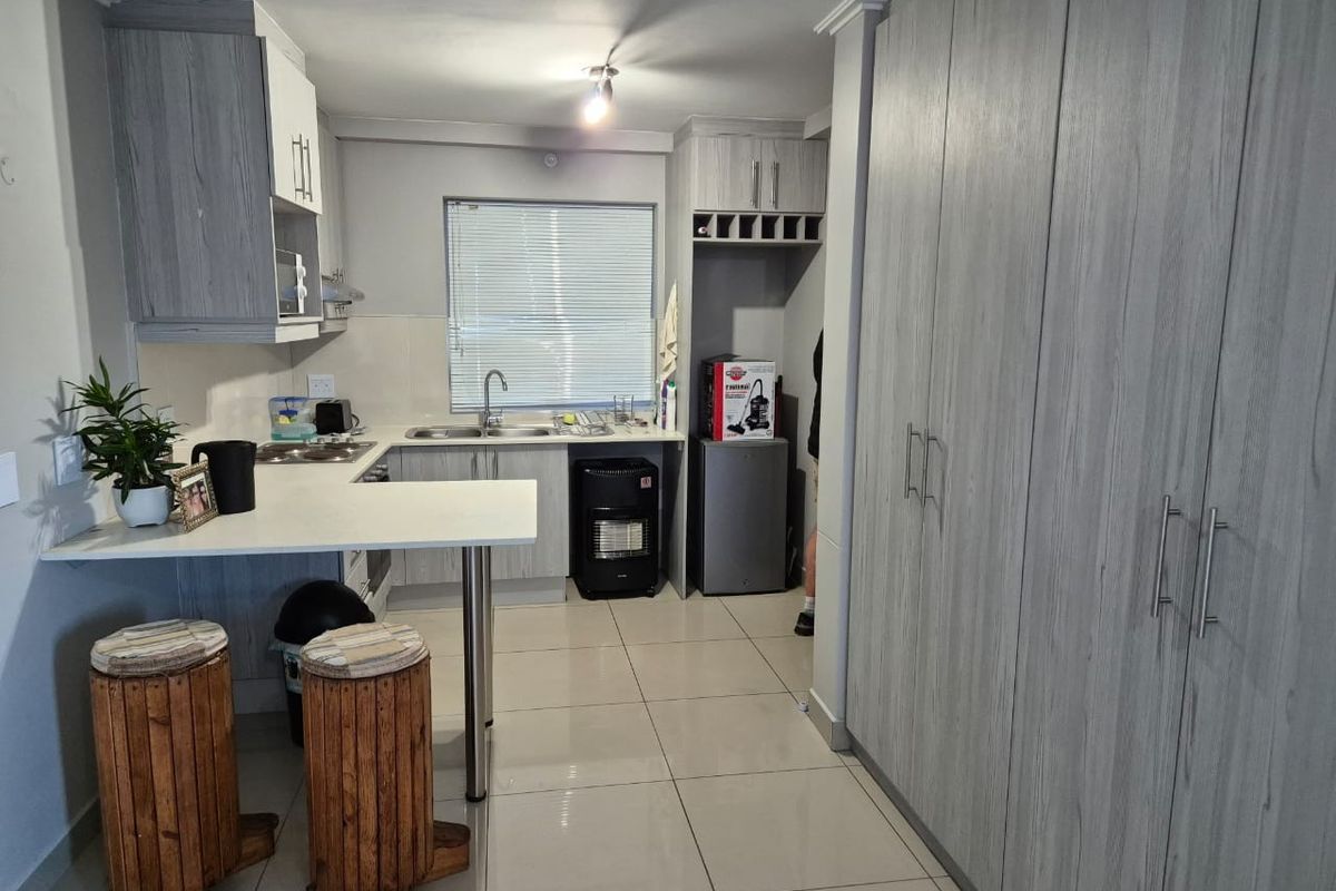 1st Floor Secure Studio Apartment close to Village Square - Photo 2