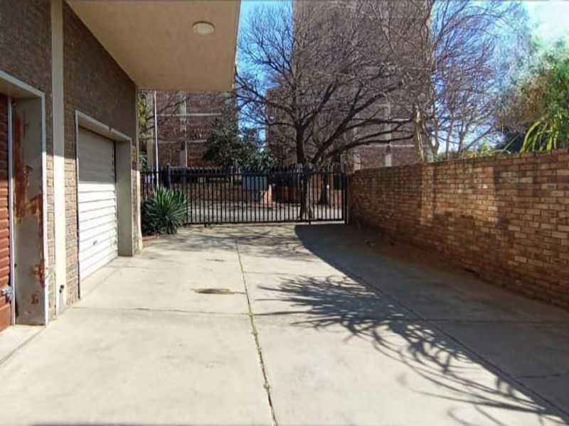 Apartment For Sale in Silverton, Pretoria - Photo 2