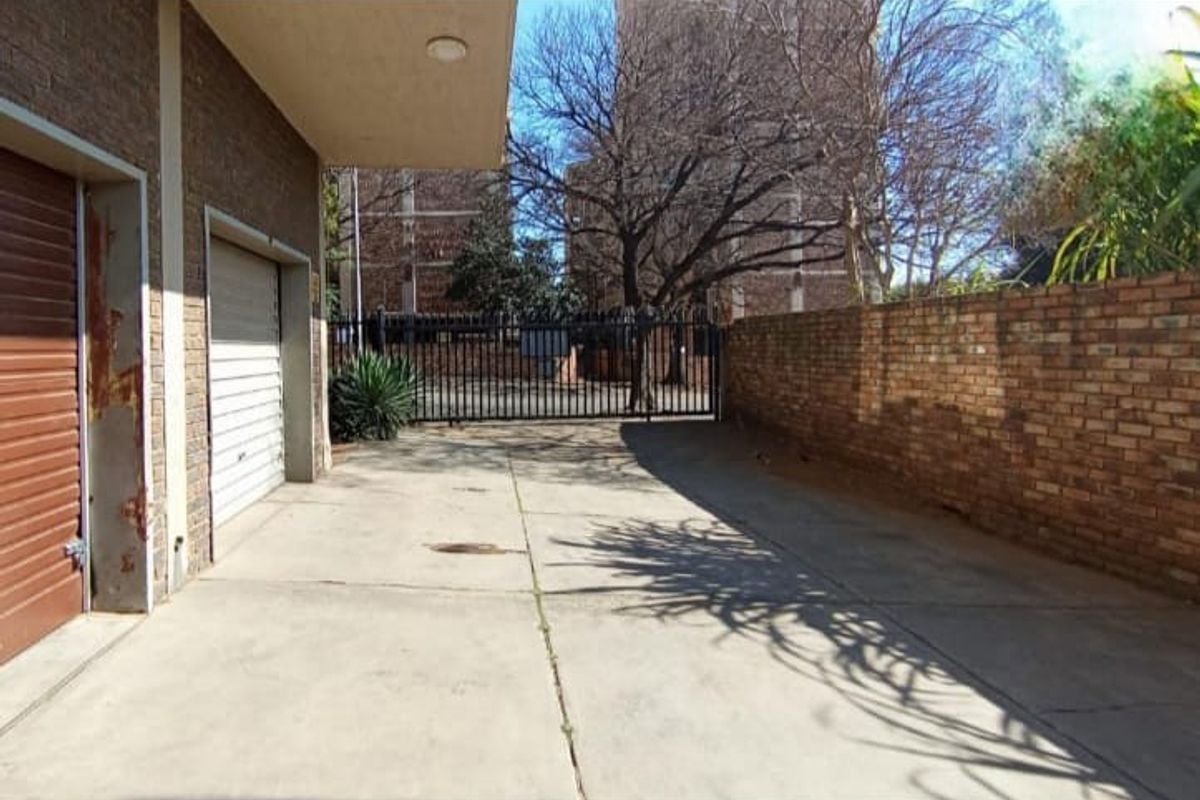 Apartment For Sale in Silverton, Pretoria - Photo 2