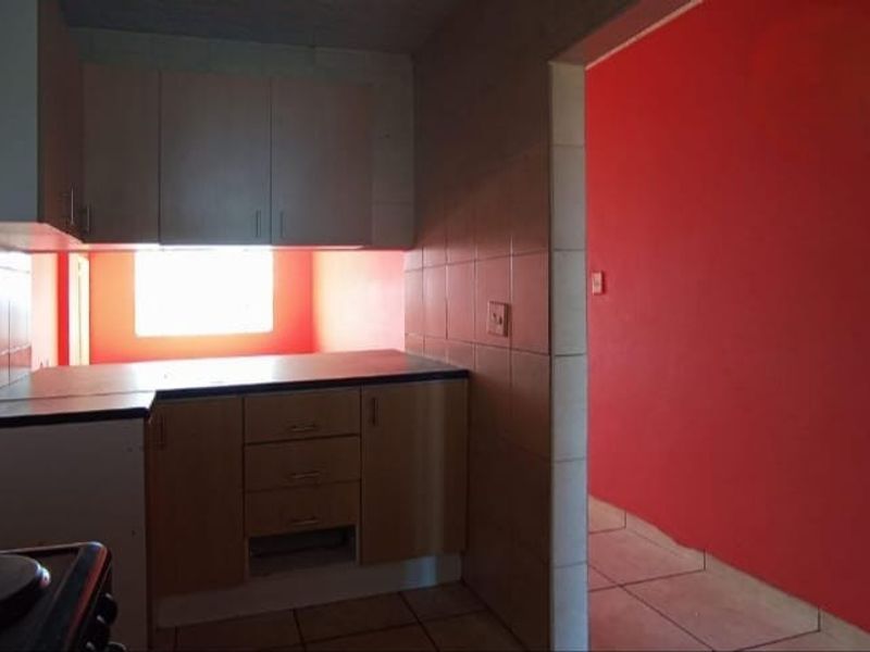 Apartment For Sale in Silverton, Pretoria - Photo 4