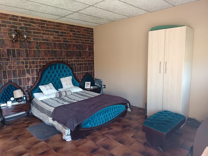Spacious 4 Bedroom Family Home with Office, Pool, Flatlet and Pool Room - Kempton Park Central - Photo 9