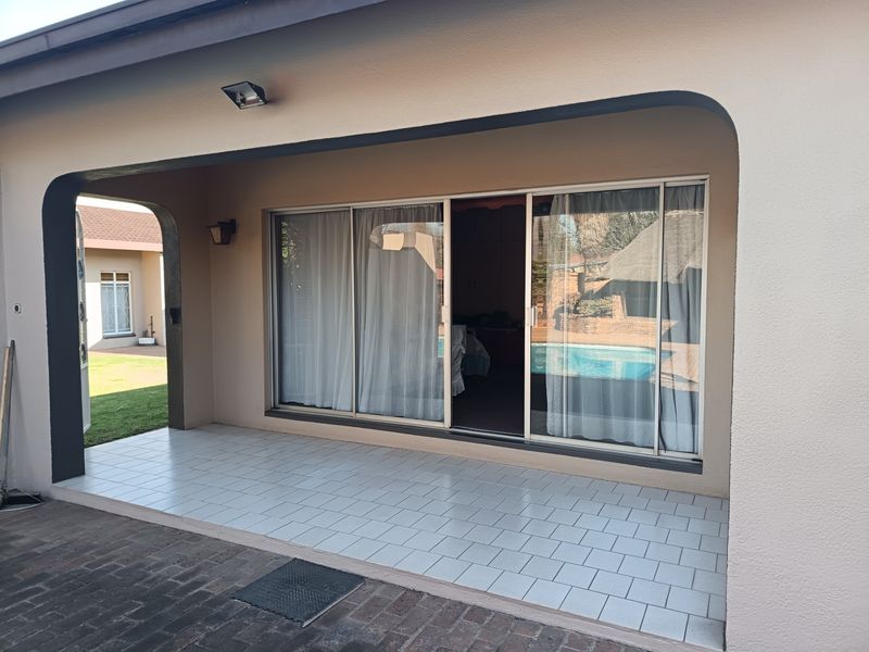 Spacious 4 Bedroom Family Home with Office, Pool, Flatlet and Pool Room - Kempton Park Central - Photo 10