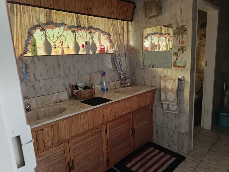 Spacious 4 Bedroom Family Home with Office, Pool, Flatlet and Pool Room - Kempton Park Central - Photo 8