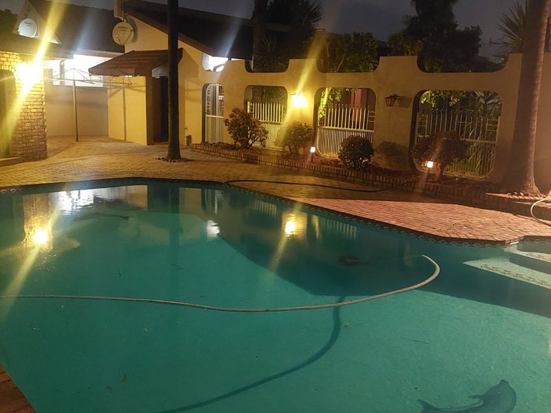 Spacious 4 Bedroom Family Home with Office, Pool, Flatlet and Pool Room - Kempton Park Central - Photo 2