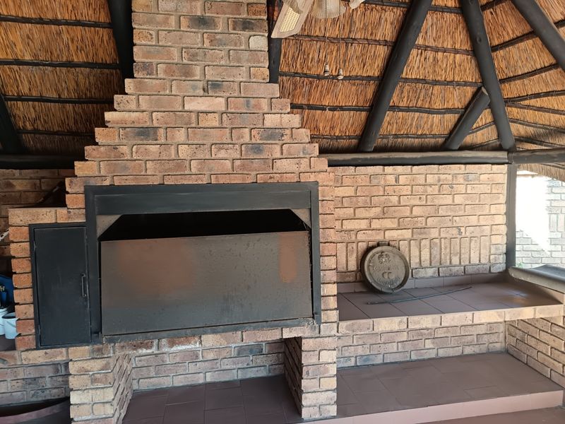Spacious 4 Bedroom Family Home with Office, Pool, Flatlet and Pool Room - Kempton Park Central - Photo 3