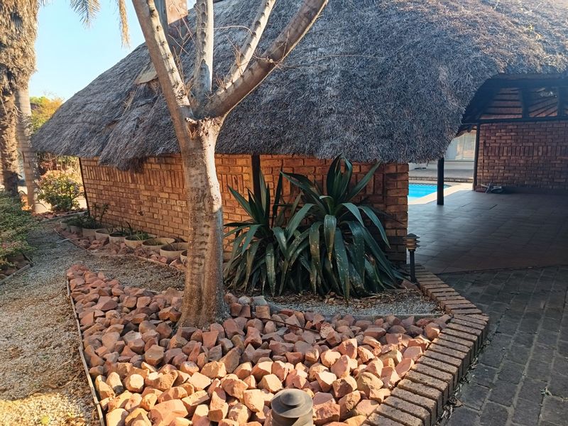 Spacious 4 Bedroom Family Home with Office, Pool, Flatlet and Pool Room - Kempton Park Central - Photo 4