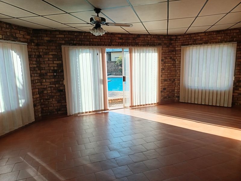 Spacious 4 Bedroom Family Home with Office, Pool, Flatlet and Pool Room - Kempton Park Central - Photo 5