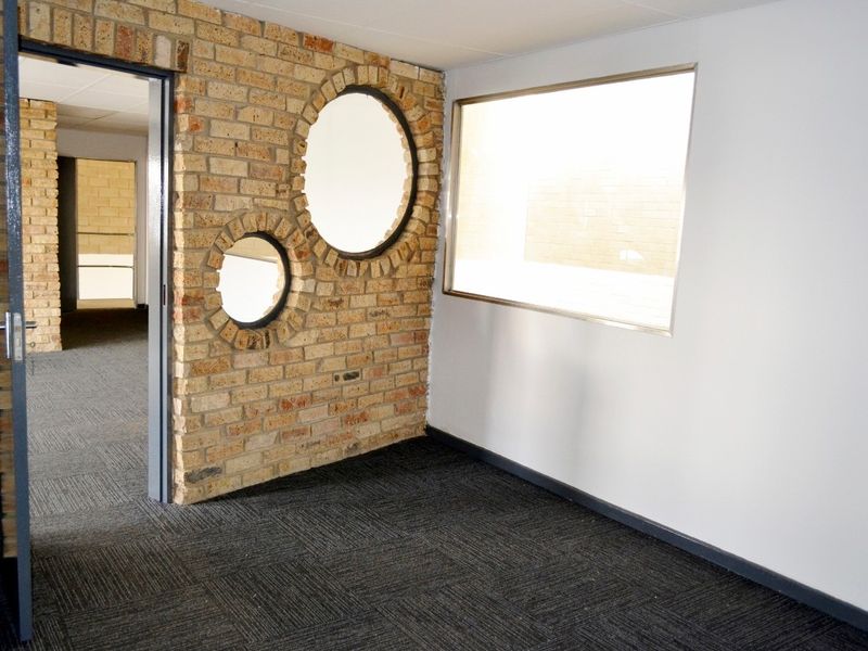 SECURE, CLEAN AND TIDY, WAREHOUSE/FACTORY/OFFICE SPACE, 567 SQM IN TOTAL, WELL RUN, LIGHT INDUSTRIAL - Photo 5