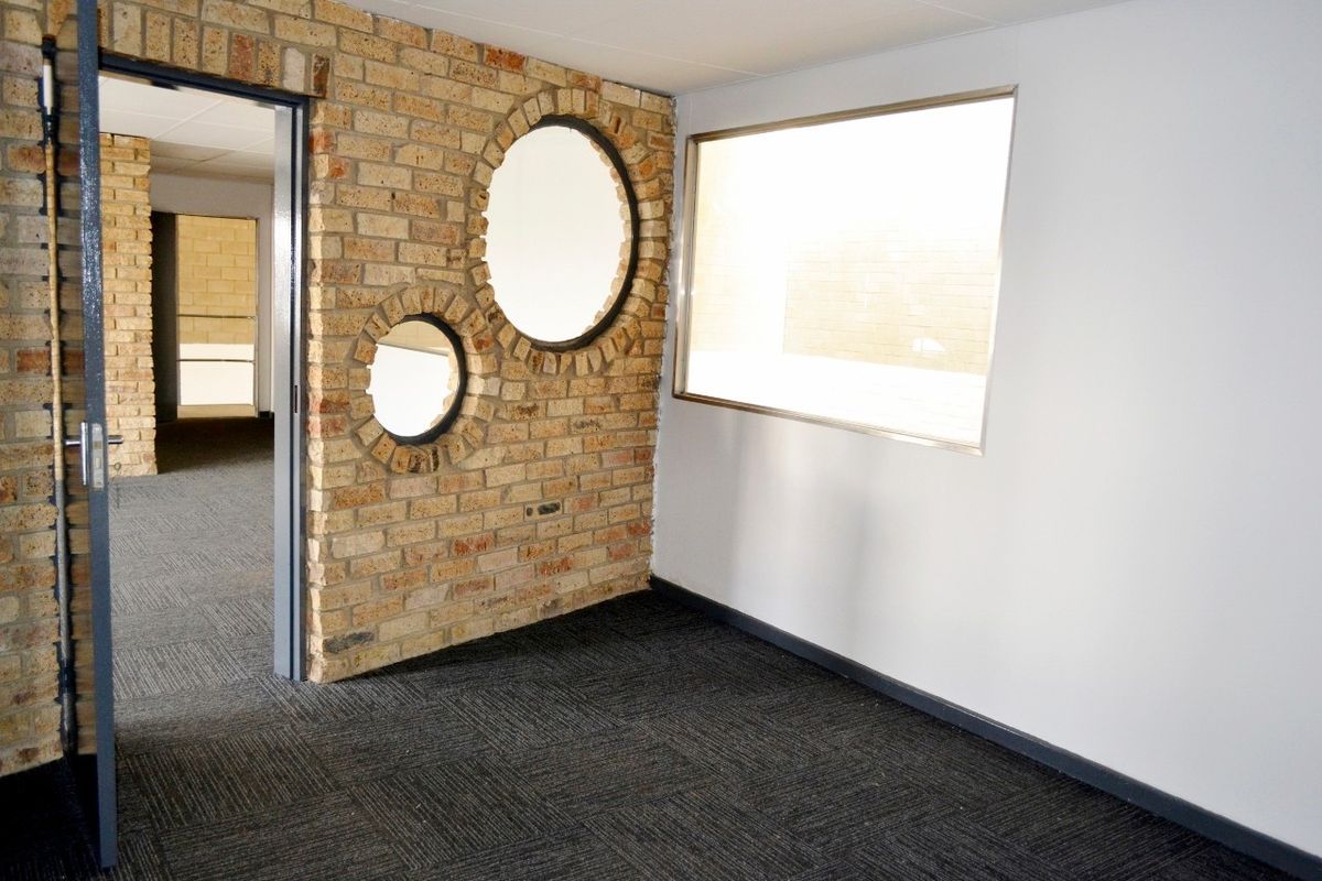 SECURE, CLEAN AND TIDY, WAREHOUSE/FACTORY/OFFICE SPACE, 567 SQM IN TOTAL, WELL RUN, LIGHT INDUSTRIAL - Photo 5