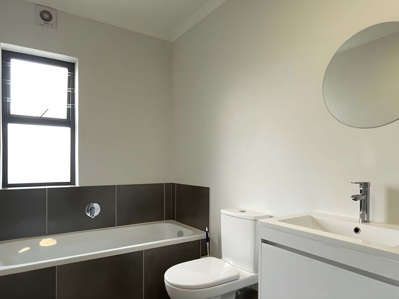 Pet-Friendly 2-Bedroom Apartment in Quinta Estate - Photo 7
