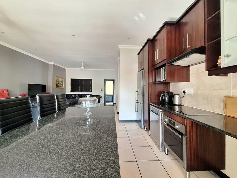 3 Bedroom Apartment with Double Garage in Hilltop Private Estate - Photo 1
