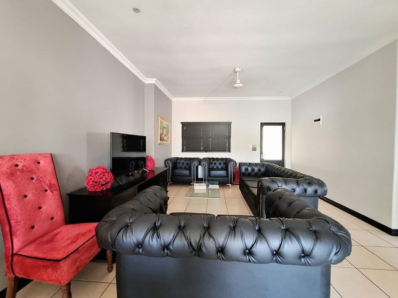 3 Bedroom Apartment with Double Garage in Hilltop Private Estate - Photo 8