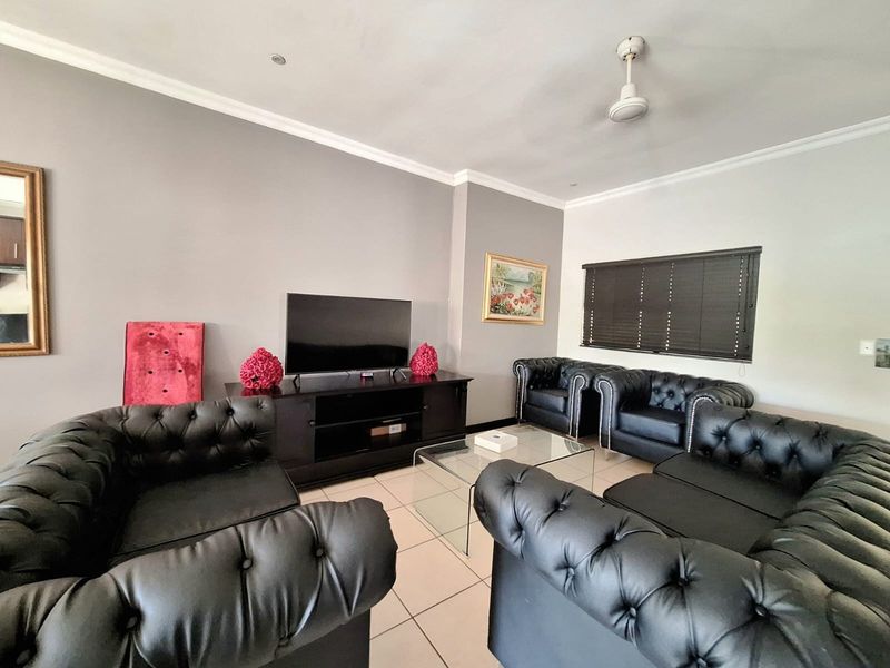 3 Bedroom Apartment with Double Garage in Hilltop Private Estate - Photo 7
